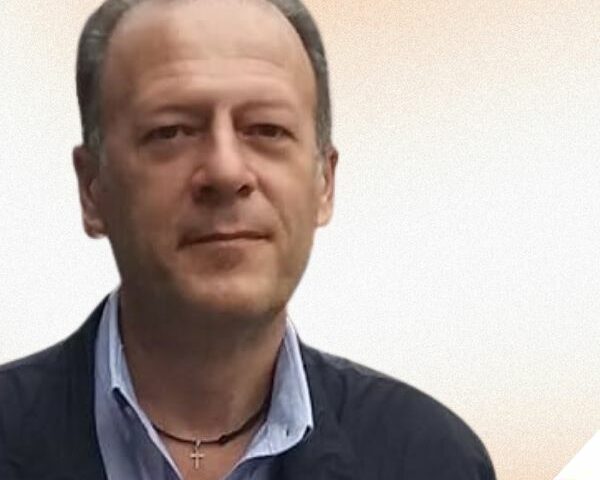 Marcello Allegretti è ingegnere biomedico e ricercatore impegnato nello studio delle frequenze terapeutiche, della biorisonanza e delle onde scalari applicate ai sistemi biologici.